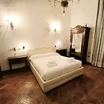 Reinassance Palace